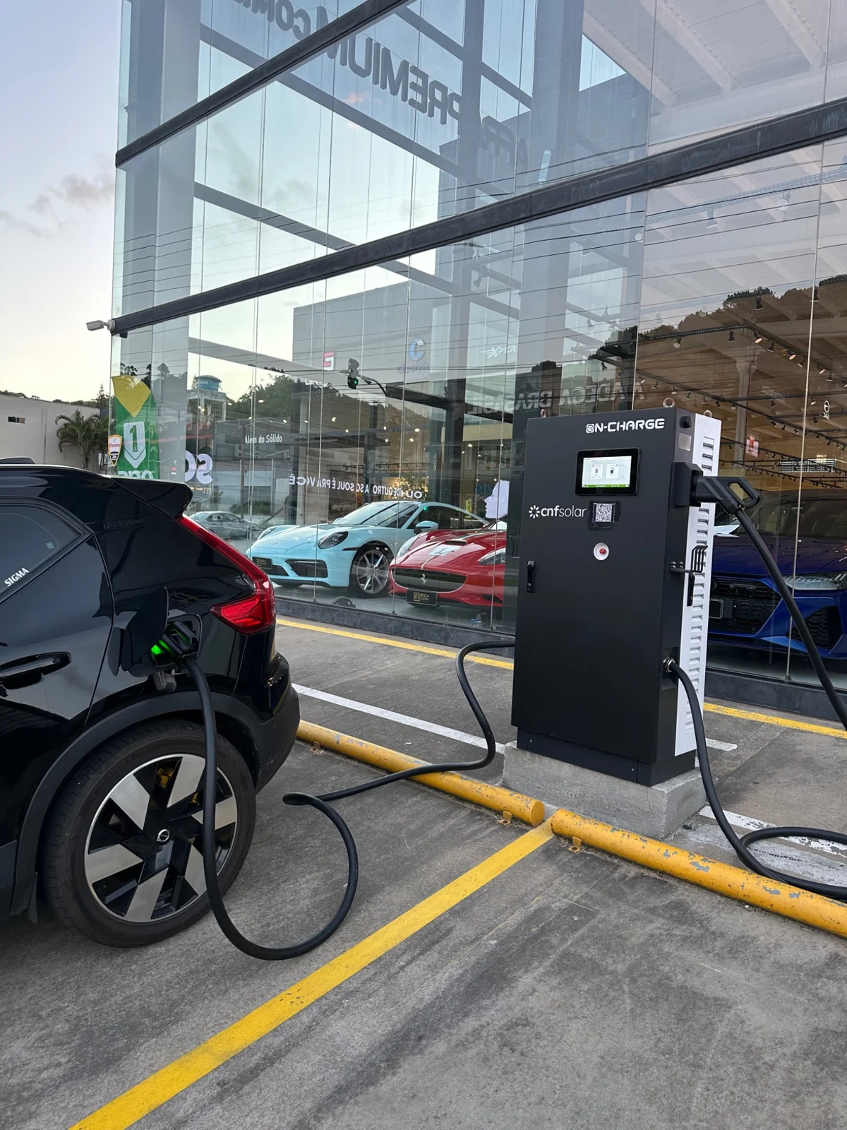 Carro conectado ao carregador no empreendimento Boca Mafra